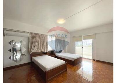 Newly Renovated 3 Bedrooms, Pet friendly for rent in Thonglor.