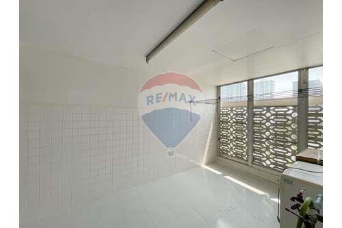 Newly Renovated 3 Bedrooms, Pet friendly for rent in Thonglor.