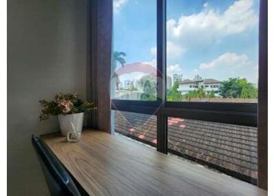 Pet-friendly 2 bedroom near Thonglor BTS , prime location.