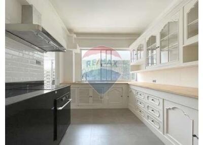 Newly Renovated 3 Bedrooms 300 Sqm. Pet friendly for rent in Thonglor.