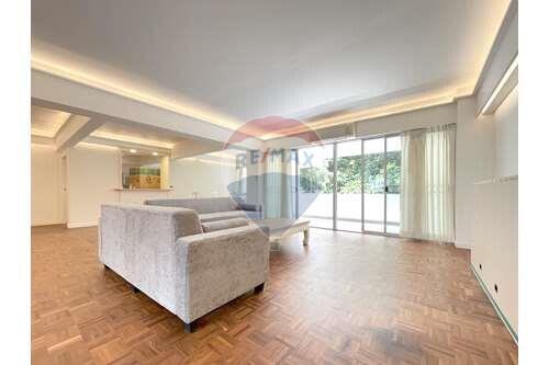 Newly Renovated 3 Bedrooms 300 Sqm. Pet friendly for rent in Thonglor.