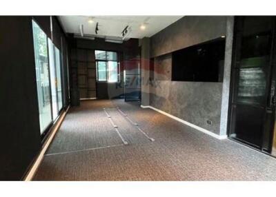 Shophouse for Rent - Versatile Space with Pool in Thonglor