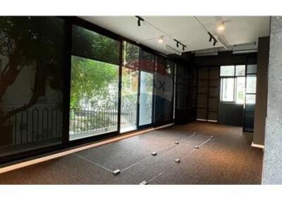 Shophouse for Rent - Versatile Space with Pool in Thonglor