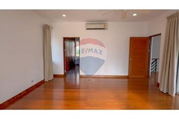 House 4 bed for rent BTS Thonglor in compound