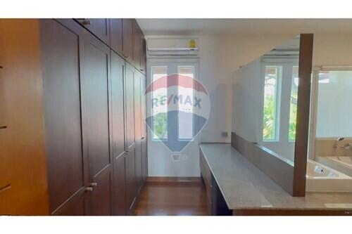 House 4 bed for rent BTS Thonglor in compound