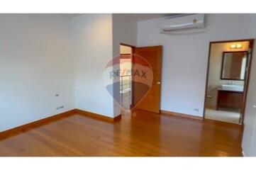 House 4 bed for rent BTS Thonglor in compound