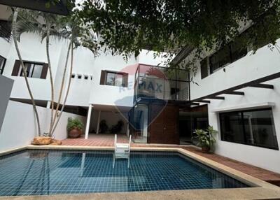 House 4 bed for rent BTS Thonglor in compound