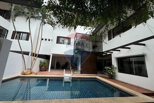 House 4 bed for rent BTS Thonglor in compound