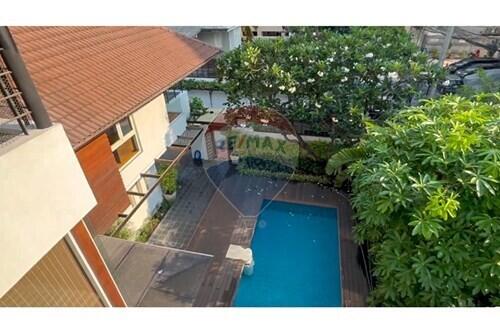 House 4 bed for rent BTS Thonglor in compound