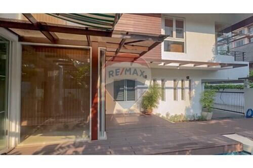 House 4 bed for rent BTS Thonglor in compound