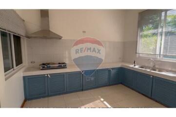 House 4 bed for rent BTS Thonglor in compound