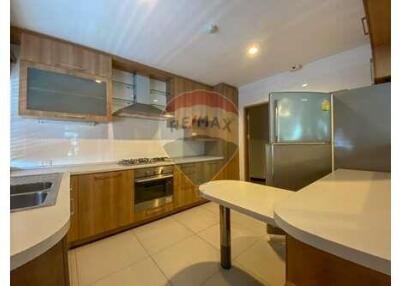 4 bed for rent BTS Asoke small pet allowed Sukhumvit 21