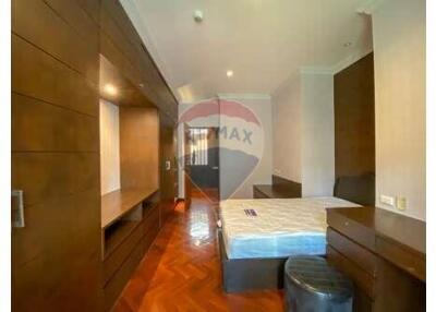 4 bed for rent BTS Asoke small pet allowed Sukhumvit 21