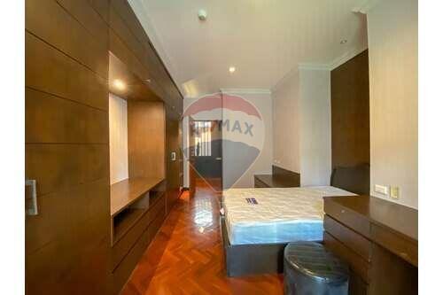 4 bed for rent BTS Asoke small pet allowed Sukhumvit 21