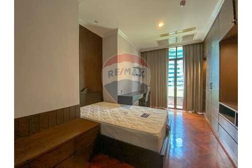 4 bed for rent BTS Asoke small pet allowed Sukhumvit 21