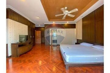 4 bed for rent BTS Asoke small pet allowed Sukhumvit 21