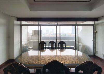 FOR RENT Pet friendly 3 bedrooms with balcony in Thonglor