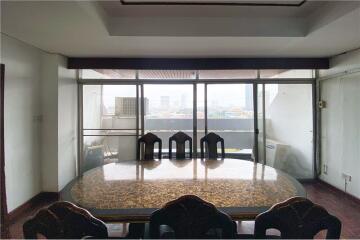 FOR RENT Pet friendly 3 bedrooms with balcony in Thonglor