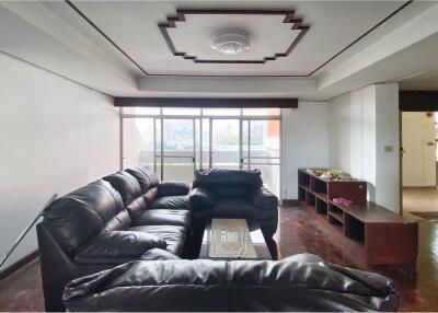 FOR RENT Pet friendly 3 bedrooms with balcony in Thonglor