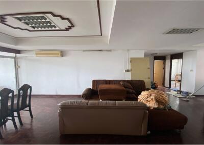 FOR RENT Pet friendly 3 bedrooms with balcony in Thonglor