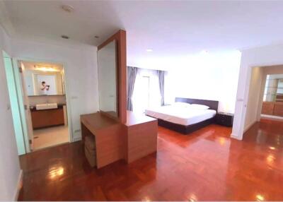 Room for rent 3 Bed with 260 SQM at Center of Sukhumvit 31, Prompong BTS