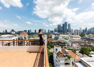 Newly renovated 2Beds balcony and a nice view near BTS Chit Lom