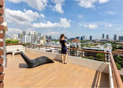 Newly renovated 2Beds balcony and a nice view near BTS Chit Lom