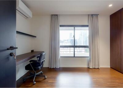 Newly renovated 2Beds balcony and a nice view near BTS Chit Lom