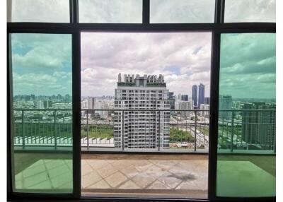 Luxury 4-bedroom duplex in prime Asoke location.