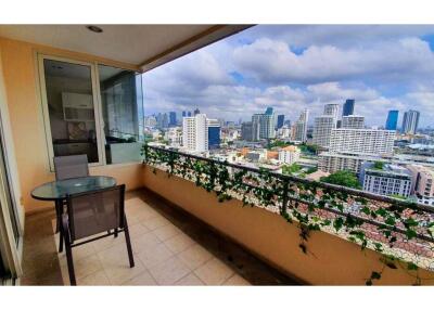 Luxurious 3-bed condo with private elevator and panoramic views.