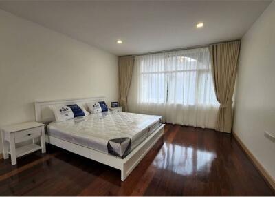 Pet friendly For rent newly renovated townhouse 2 bedrooms in a compound Sukhumvit 63 ( Ekkamai )