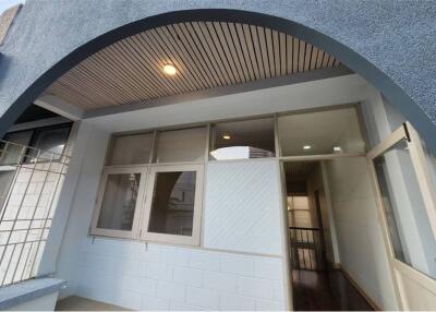 Pet friendly For rent newly renovated townhouse 2 bedrooms in a compound Sukhumvit 63 ( Ekkamai )