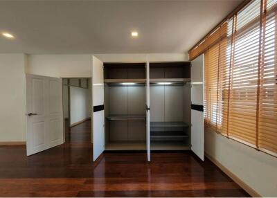 Pet friendly For rent newly renovated townhouse 2 bedrooms in a compound Sukhumvit 63 ( Ekkamai )