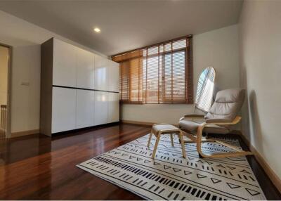 Pet friendly For rent newly renovated townhouse 2 bedrooms in a compound Sukhumvit 63 ( Ekkamai )