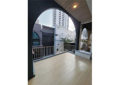 Pet friendly For rent newly renovated townhouse 2 bedrooms in a compound Sukhumvit 63 ( Ekkamai )