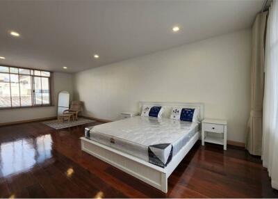 Pet friendly For rent newly renovated townhouse 2 bedrooms in a compound Sukhumvit 63 ( Ekkamai )