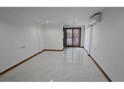 For Rent : Home office 4 storeys + 6 bedrooms in Sukhumvit 101/1