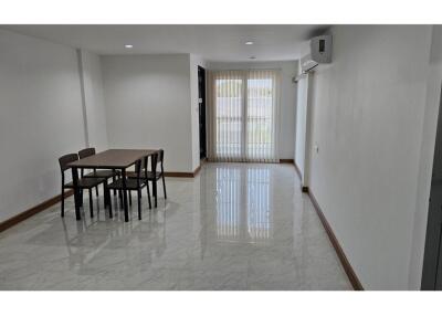 For Rent : Home office 4 storeys + 6 bedrooms in Sukhumvit 101/1