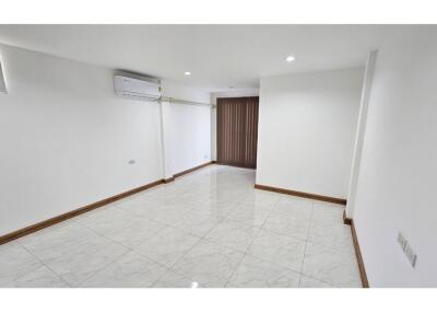 For Rent :  Newly Renovated 4-Storey Townhouse in Sukhumvit 101/1