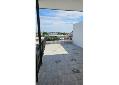 For Rent :  Newly Renovated 4-Storey Townhouse in Sukhumvit 101/1