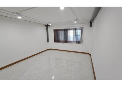 For Rent :  Newly Renovated 4-Storey Townhouse in Sukhumvit 101/1