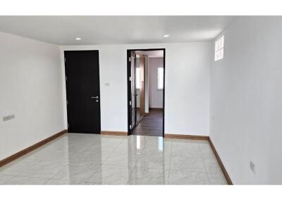 For Rent :  Newly Renovated 4-Storey Townhouse in Sukhumvit 101/1