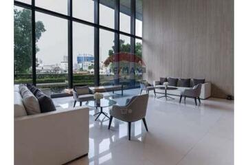 For Rent: Luxurious Banyan Tree Residence Condo on the Bangkok River