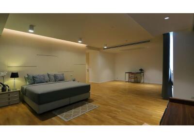 For Rent  Spacious Renovated Penthouse with 4 Bedrooms near BTS Promphong Cat Friendly