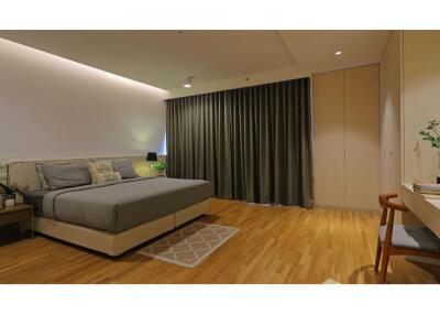 For Rent  Spacious Renovated Penthouse with 4 Bedrooms near BTS Promphong Cat Friendly