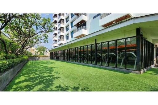 For Rent  Spacious Renovated Penthouse with 4 Bedrooms near BTS Promphong Cat Friendly