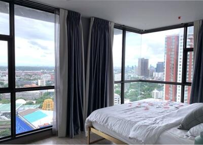 A nice corner room with effortlessly access condominium to BTS.