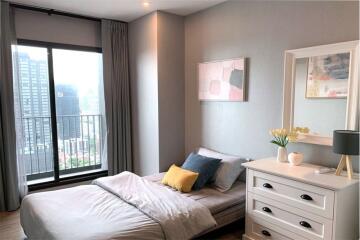 A nice corner room with effortlessly access condominium to BTS.