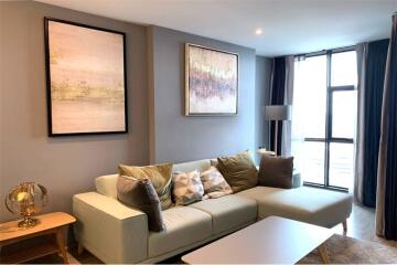 A nice corner room with effortlessly access condominium to BTS.