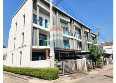 176 Sqm., 3 Beds, 2 Baths Townhouse listed for ฿ 5,800,000.